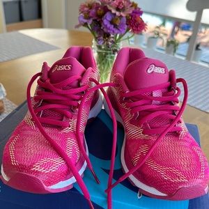 Womens Asics GT-2000 8 in Rose Gold sz 61/2